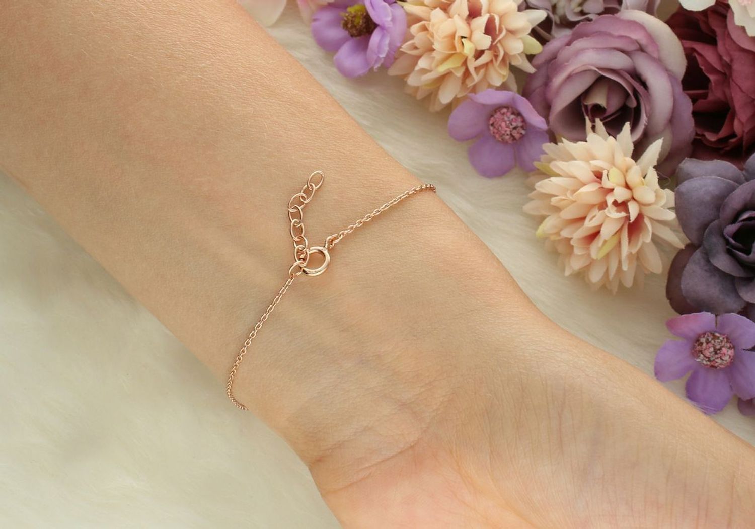 Bransoletka celebrytka ze srebra 925 z różowym pozłacaniem, zdobiona okrągłą blaszką (1,1 cm). Długość 18 + 2 cm. Subtelna i stylowa – idealna na prezent.1.jpg